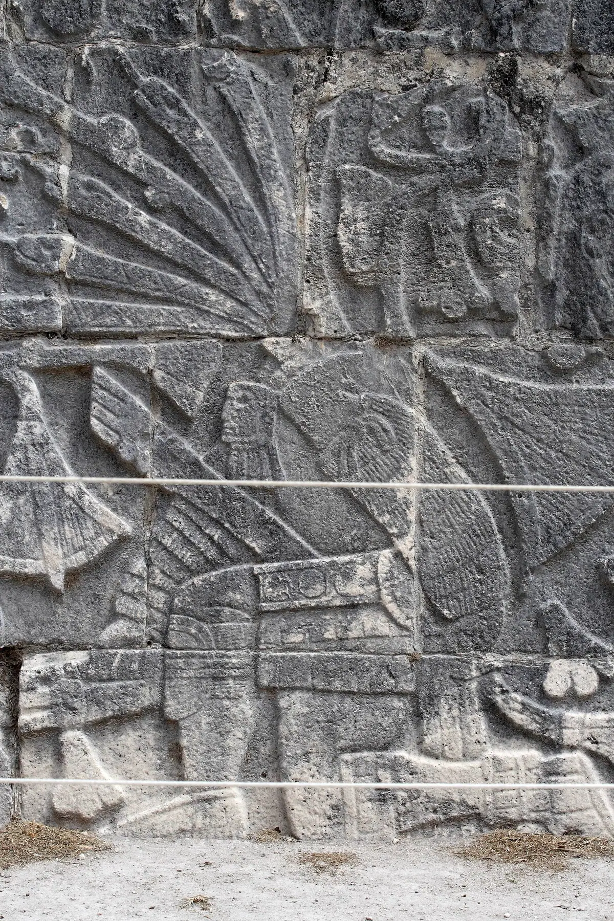 Relieve tallado en el Gran Juego de Pelota de Chichén Itzá que representa una escena de sacrificio ligada al juego