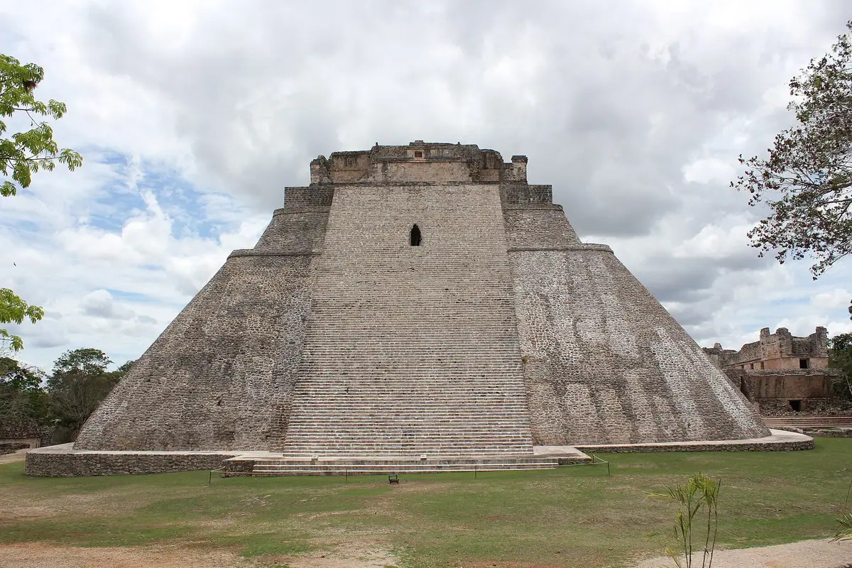 Pirámide del Adivino en Uxmal, Yucatán, con su base ovalada y la escalinata principal muy inclinada