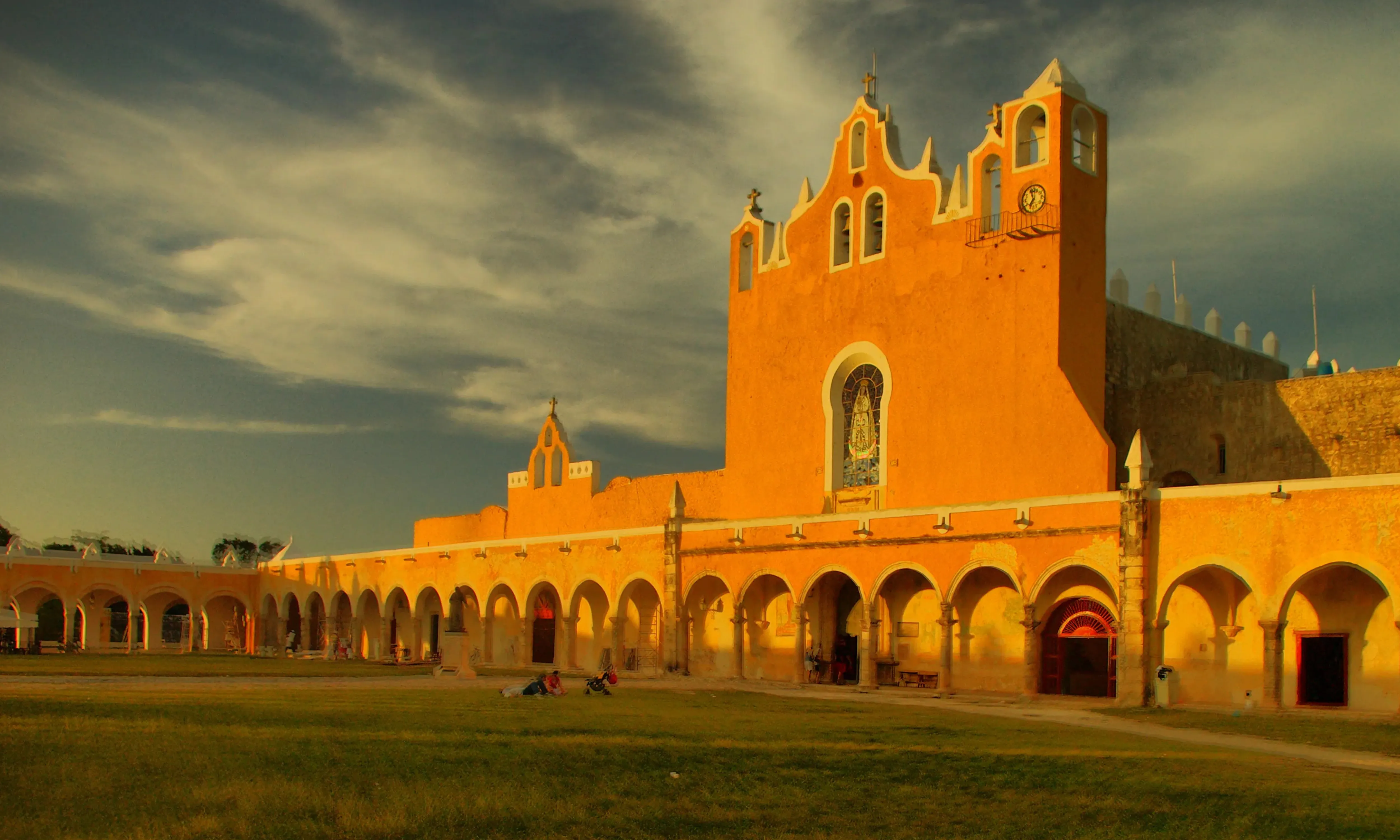 Izamal y Cenotes